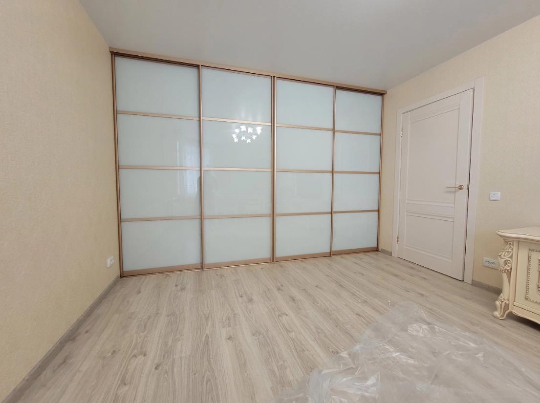 Встроенный шкаф купе в гостиную